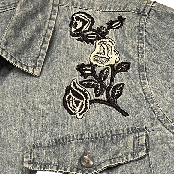 ALEXANDER Jordan Denim Button Down Embroidered Roses Blouse, Size Large - Picture 11 of 11
